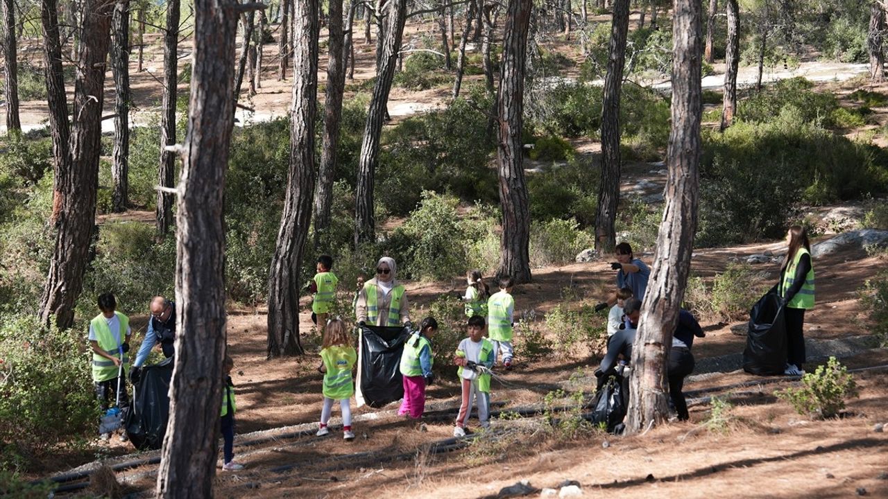 Mersin Erdemli'de 'Doğa Müfettişleri' öğrencileri ormanlık alanda çöp topladı
