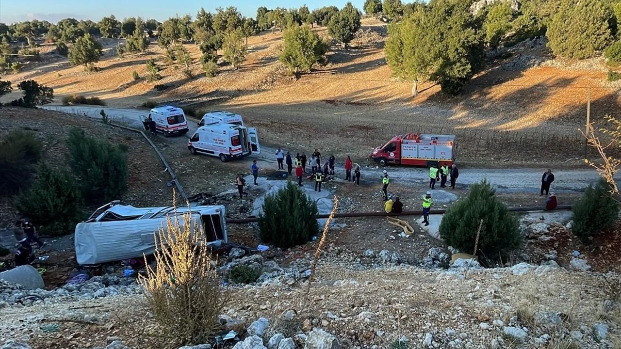 Mersin Erdemli'de tarım işçilerini taşıyan minibüs şarampole devrildi: 5 ölü, 14 yaralı