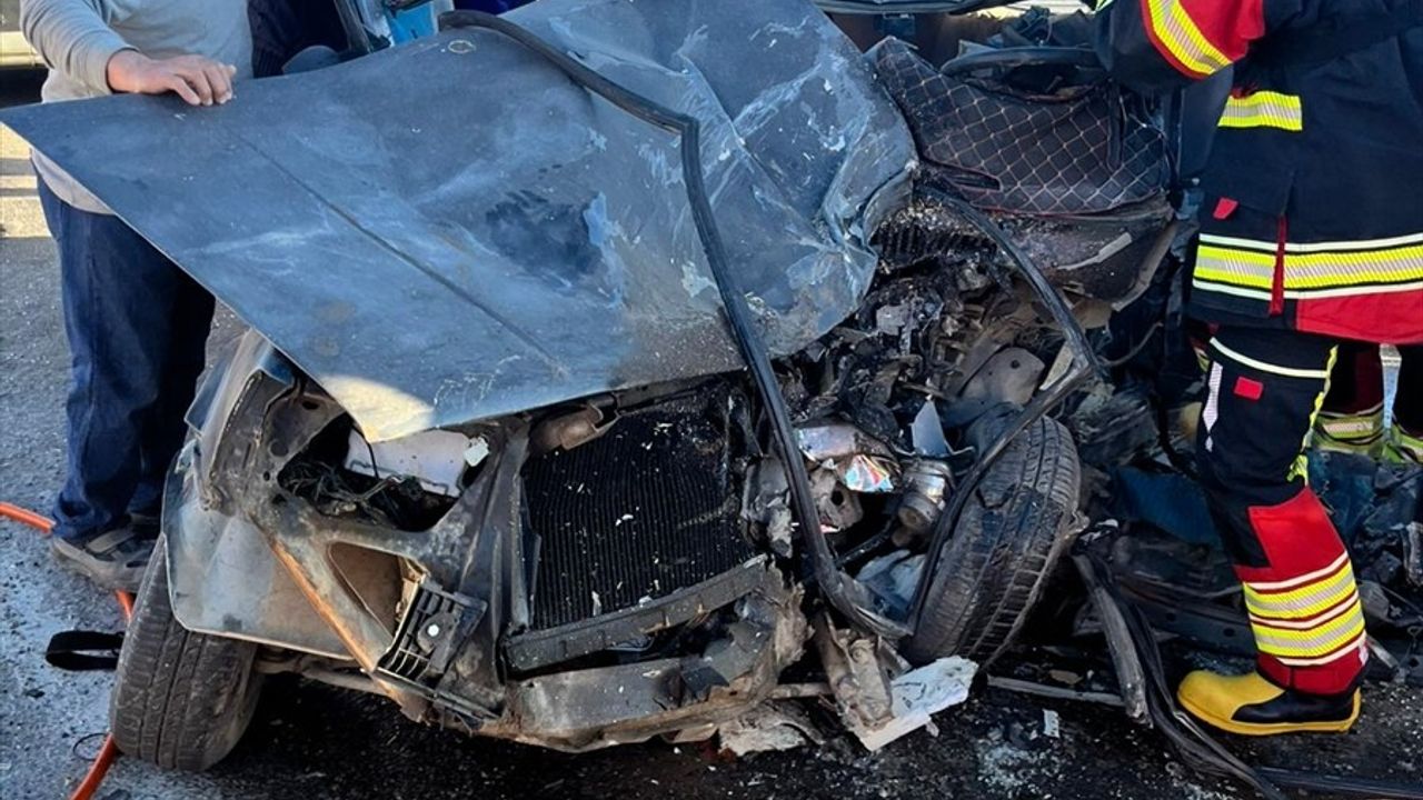 Mersin Gülnar'da otobüs ile otomobil çarpıştı: 1 ölü, 2 yaralı