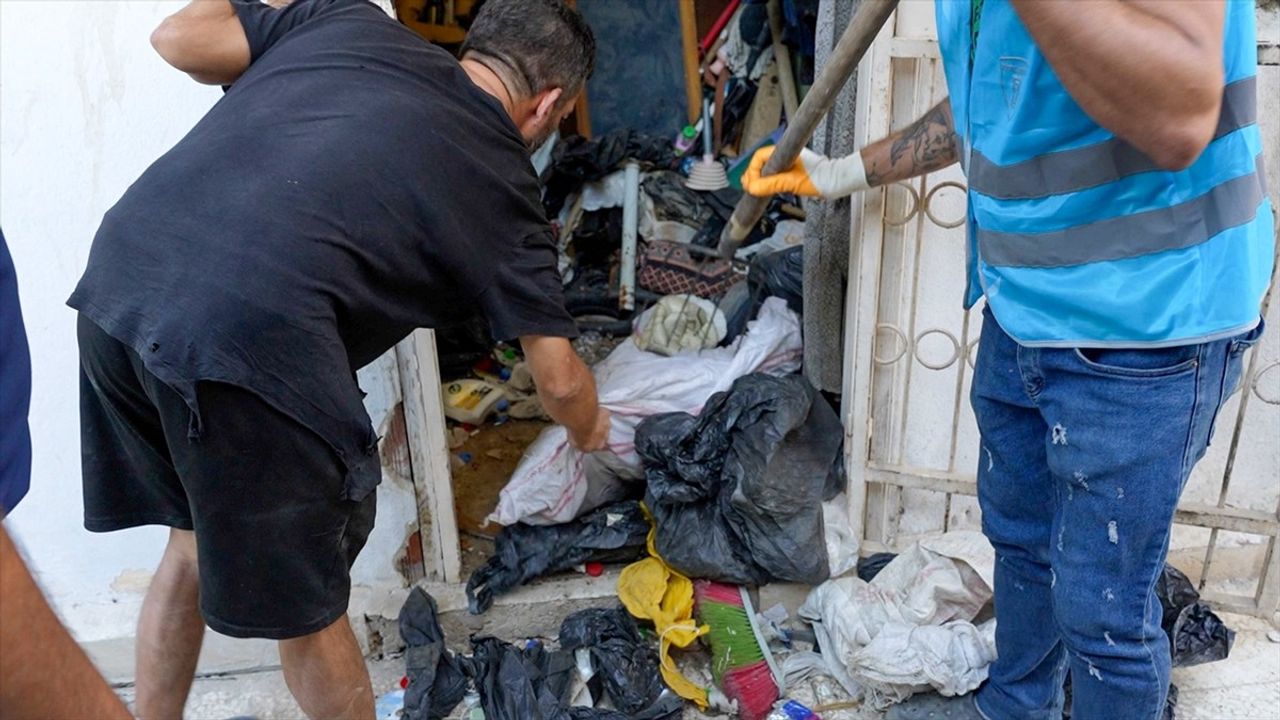 Mersin Tarsus'ta Öğretmenler Mahallesi'ndeki evden 10 kamyon çöp çıkarıldı