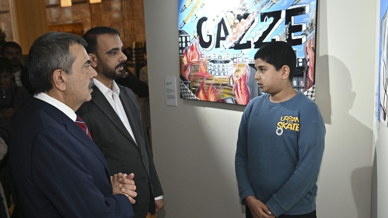 Milli Eğitim Bakanı Tekin, 'Umut Acıya Direnirken' Resim Sergisini Ziyaret Etti