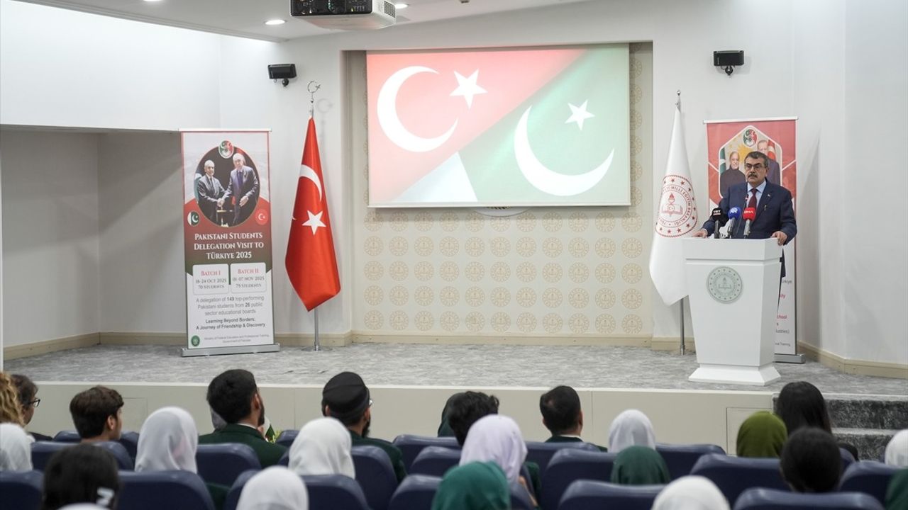 Milli Eğitim Bakanı Yusuf Tekin Pakistanlı Öğrencileri Kabul Etti: Eğitimin Amacı Barış
