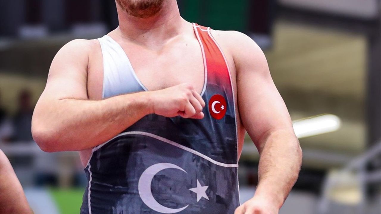 Milli güreşçiler Novi Sad'da Dünya 23 Yaş Altı Şampiyonası'nda 2 madalya kazandı