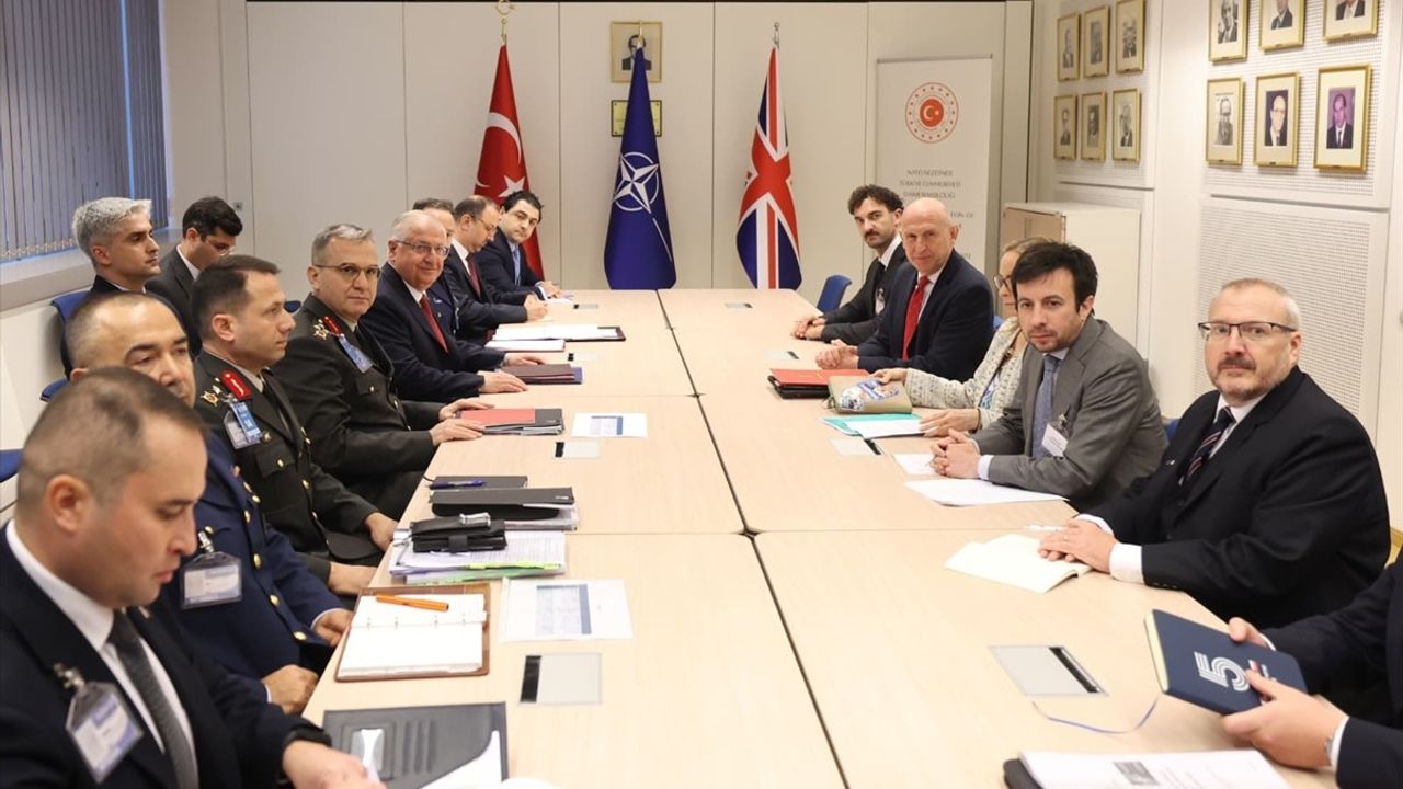 Milli Savunma Bakanı Yaşar Güler, NATO toplantısı için Brüksel'de İngiltere Savunma Bakanı John Healy ile görüştü