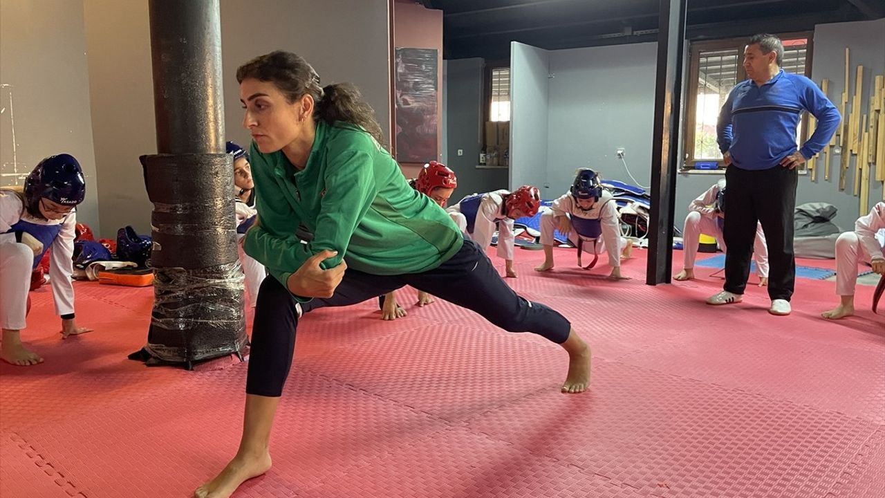 Milli tekvandocu Hatice Kübra İlgün, Dünya Şampiyonası için Bursa'da park lokaliyle hazırlanıyor