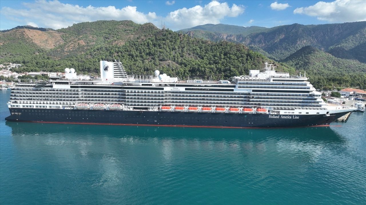 MS Nieuw Statendam Marmaris Limanı'na 2 bin 594 yolcuyla yanaştı