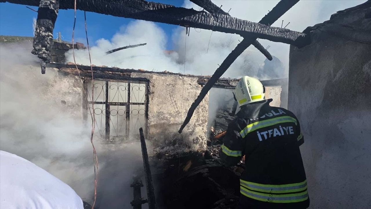 Muğla'da kömür sobası kaynaklı yangın: Seydikemer'de müstakil ev kullanılamaz hale geldi