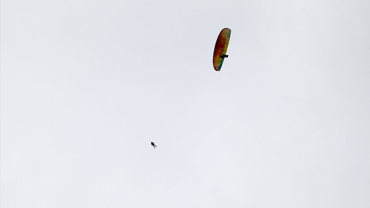 Muğla Fethiye'de 25. Uluslararası Ölüdeniz Hava Oyunları Festivali sürüyor