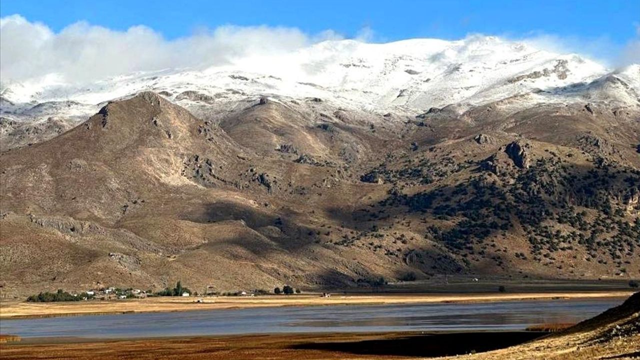 Muğla'nın Seydikemer Girdev Yaylası'na mevsimin ilk karı düştü