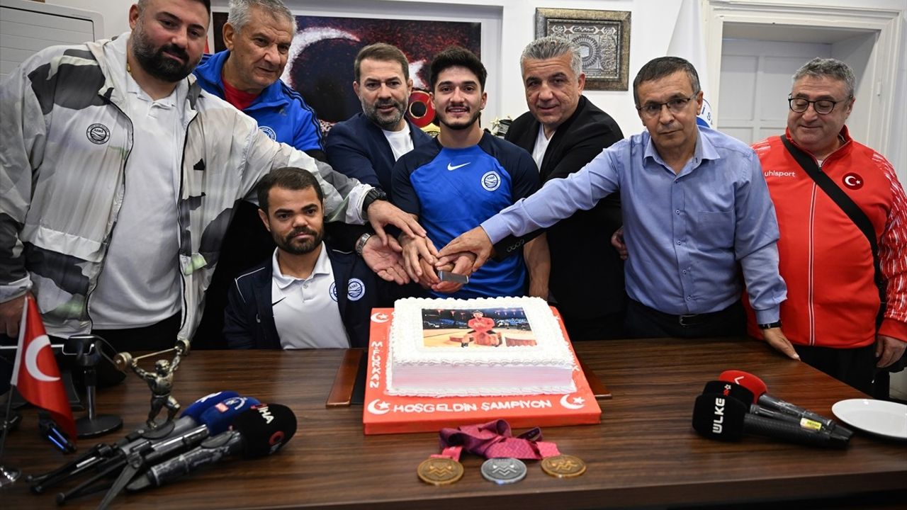 Muhammed Furkan Özbek, 65 kg'de rekorla dünya şampiyonu: "3 ayda 12 kilo verdim"