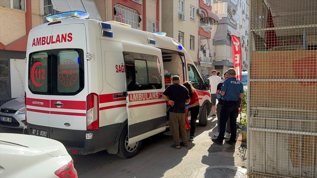 Muratpaşa'da komşular arasında bıçaklı kavga: 1 kişi yaralandı