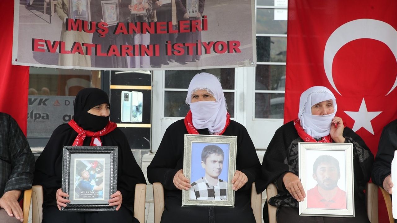 Muş'ta çocukları kaçırılan ailelerin DEM Parti önündeki eylemleri sürüyor