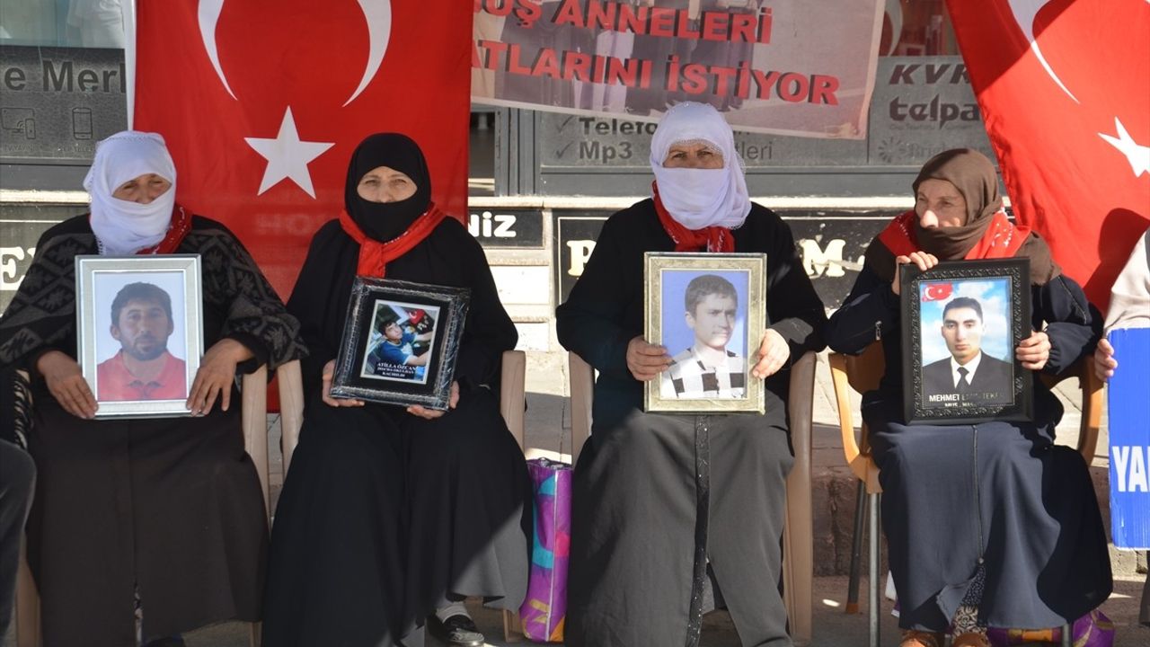 Muş'ta evlat nöbeti: Aileler DEM Parti İl Başkanlığı önündeki eylemlerini sürdürdü
