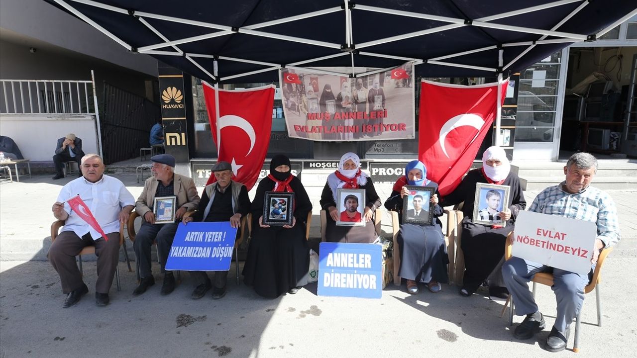 Muş'ta evlat nöbeti: Ailelerin DEM Parti önündeki eylemi sürüyor