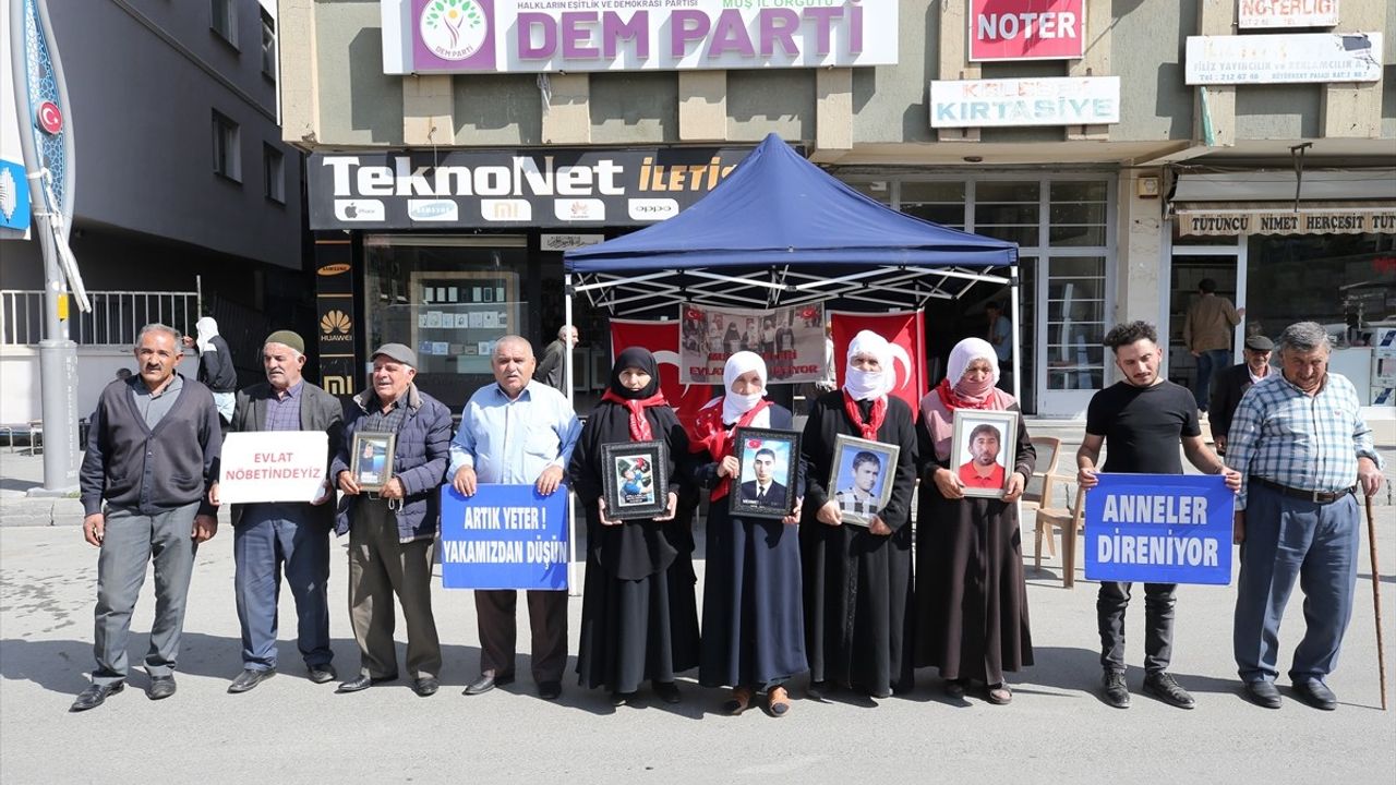 Muş'ta evlat nöbeti: PKK tarafından kaçırılan aileler DEM Parti il binası önündeki eylemlerini sürdürdü