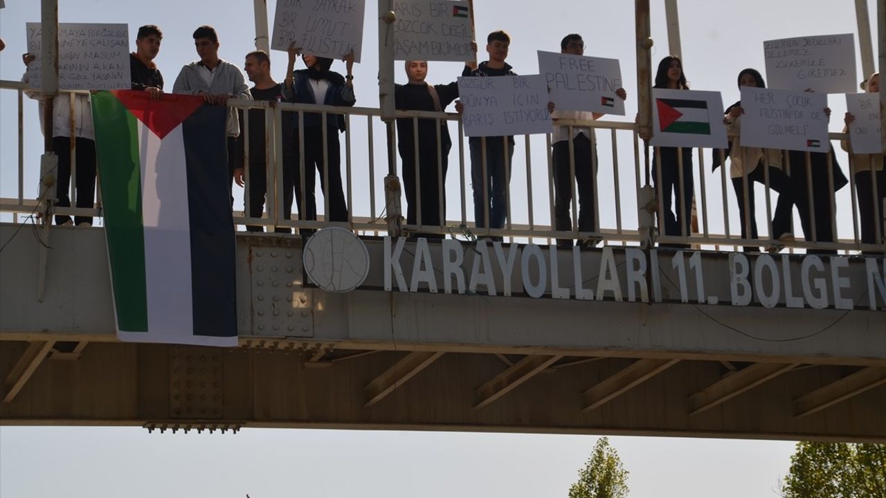 Muş'ta lise öğrencileri Gazze'ye yönelik saldırıları yürüyüşle protesto etti