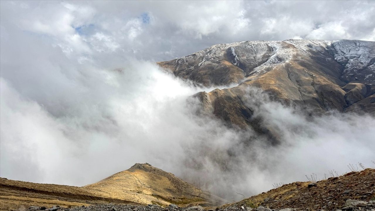 Muş'un Yüksek Kesimlerinde Kar ve Yoğun Sis Etkili Oldu