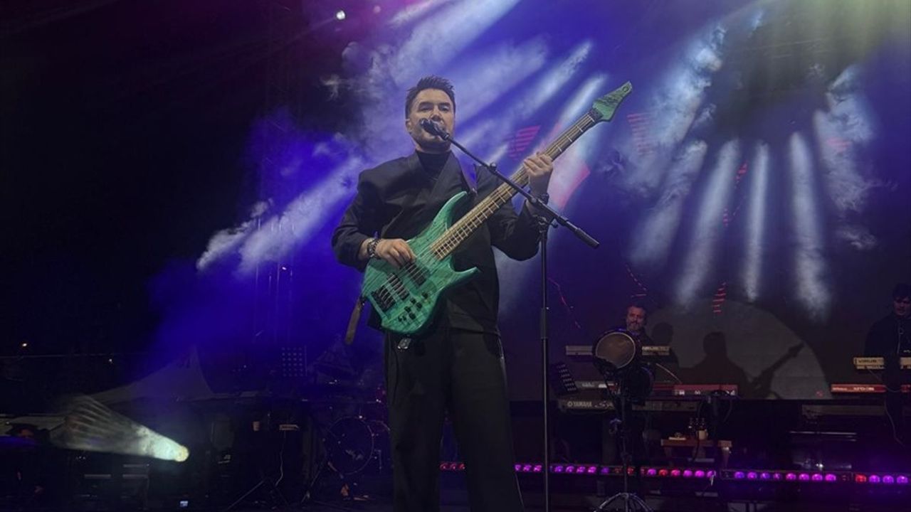 Mustafa Ceceli, 29 Ekim Cumhuriyet Bayramı'nda Bursa Yıldırım'da Konser Verdi