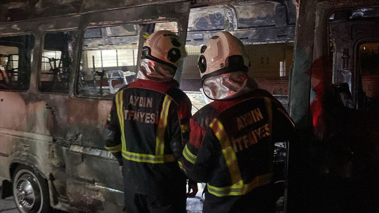 Nazilli'de park halindeki minibüs alev aldı; araç kullanılamaz hale geldi