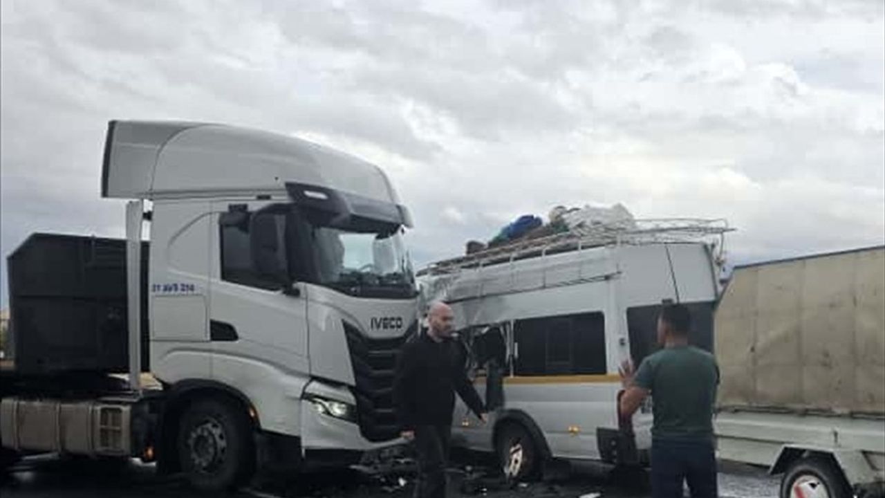 Nevşehir Avanos'ta minibüs ile tır çarpıştı: 9 kişi yaralandı