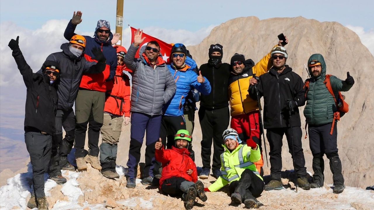 Niğde'de dağcılar Cumhuriyet'in 102. yılında Emler Zirvesi'ne tırmandı