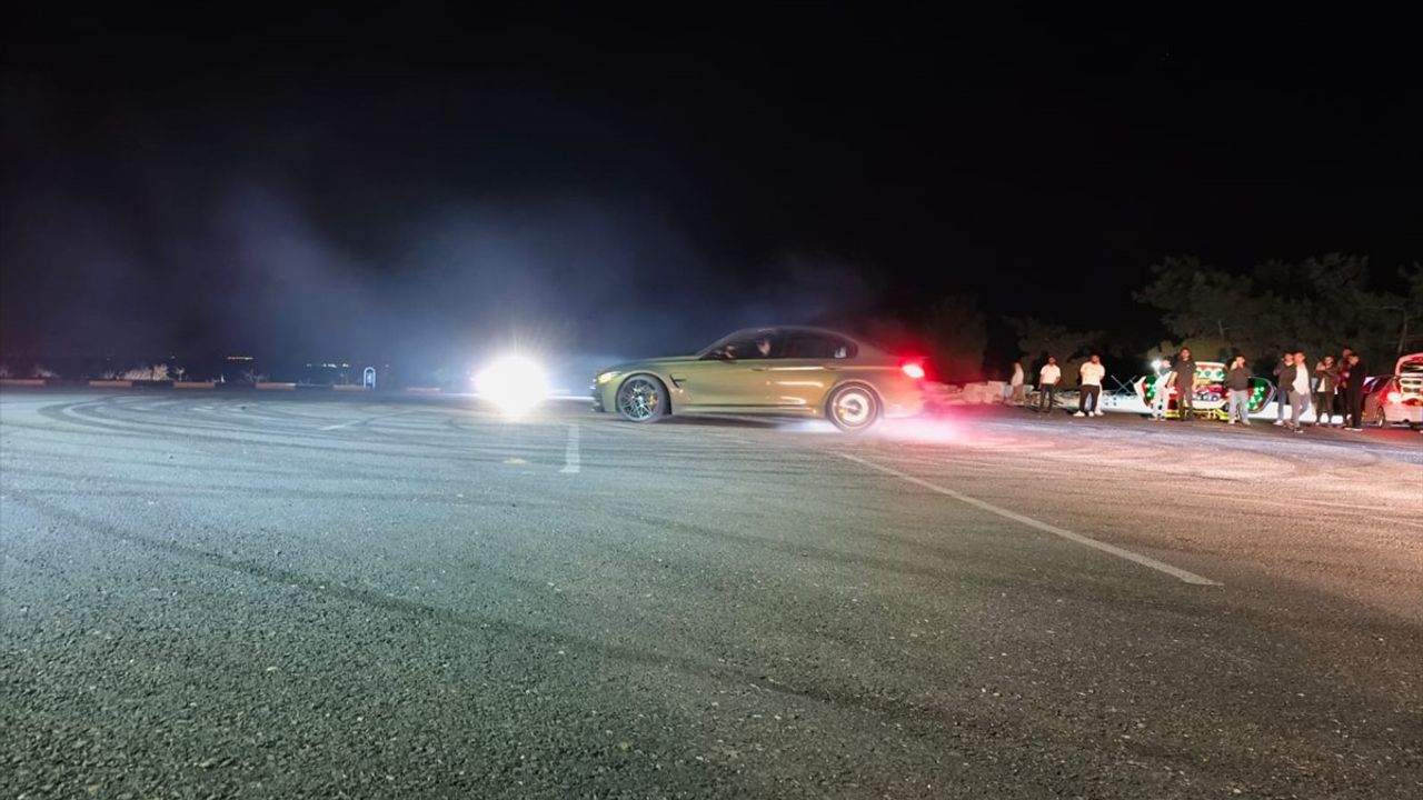 Oğuzeli'nde Cumhuriyetin 102. Yılında Modifiye Araç Buluşması