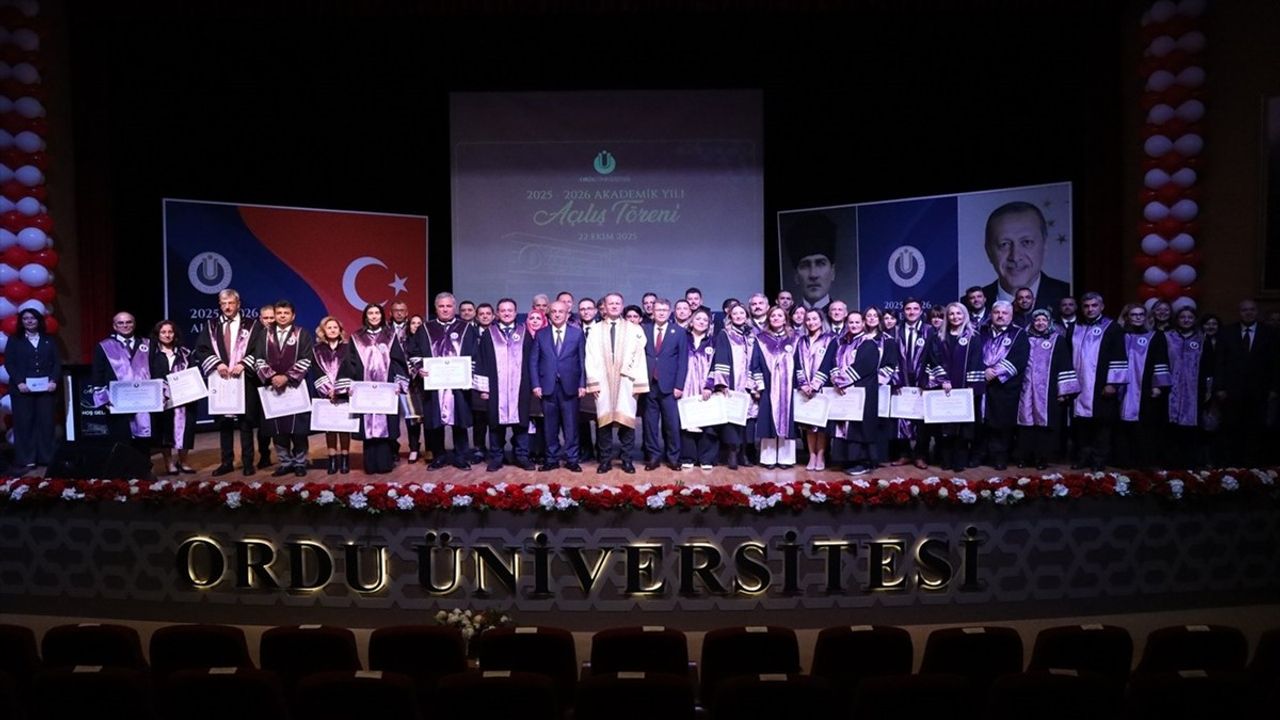 Ordu Üniversitesi 2025-2026 Akademik Yılı törenle açıldı: Açılış dersini TDK Başkanı Prof. Dr. Osman Mert verdi