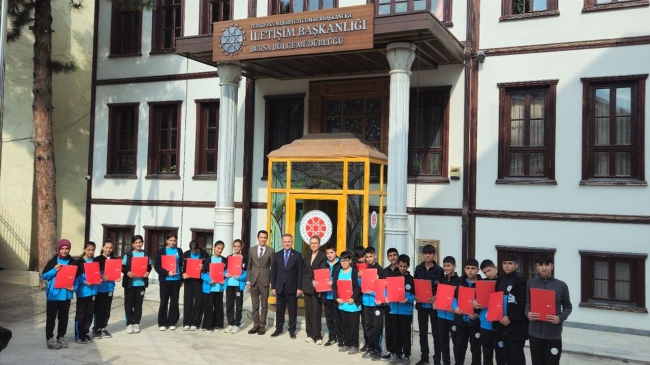 Ortaokul Öğrencileri Cumhurbaşkanlığı İletişim Başkanlığı Bursa Bölge Müdürlüğü’nü Ziyaret Etti: Medya Okuryazarlığı Eğitimi