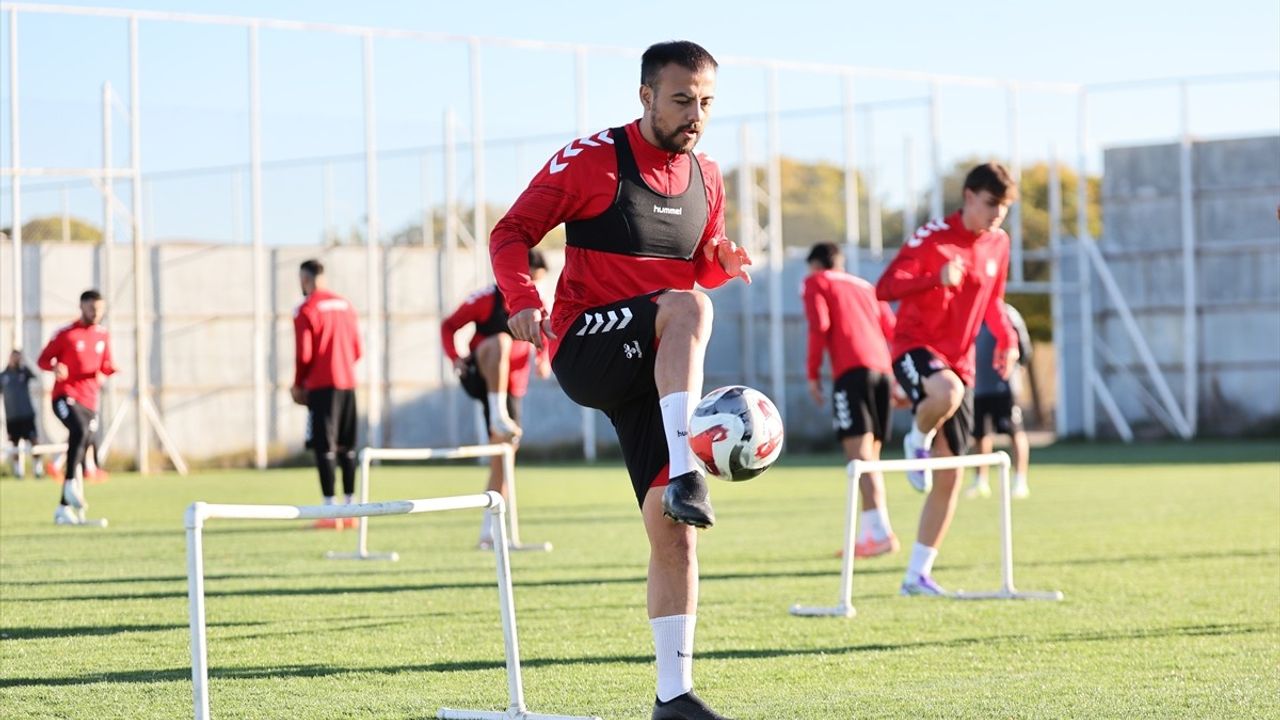 Özbelsan Sivasspor, Ümraniyespor Maçı Öncesi Pas ve Dar Alan Çalıştı