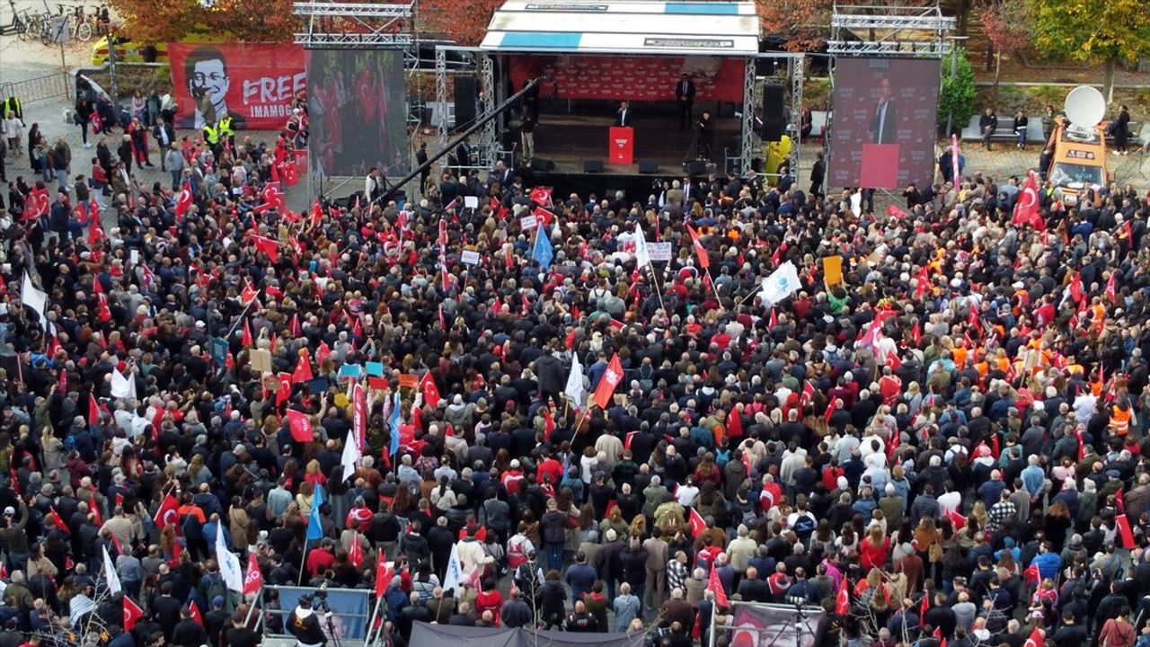 Özgür Özel Brüksel mitinginde gençlere çağrı: 'Siyasetten uzak durmayın'