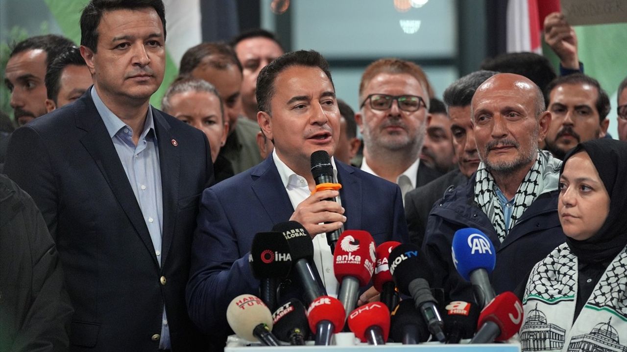 Özgürlük Filosu'nda Alıkonulan 3 Milletvekili İstanbul Havalimanı'nda Basın Açıklaması Yaptı