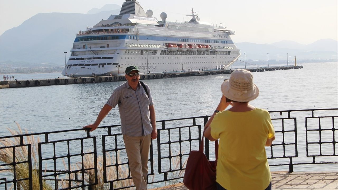 Palau bayraklı kruvaziyer Astoria Grande Alanya Limanı'na demirledi