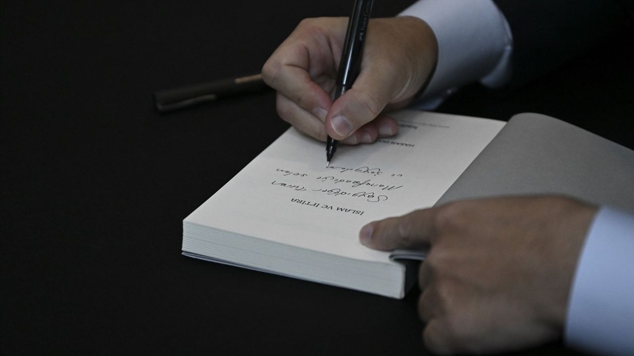 Prof. Dr. Hasan Doğan, 22. Ankara Kitap Fuarı'nda Kitaplarını İmzaladı ve Okurlarla Buluştu