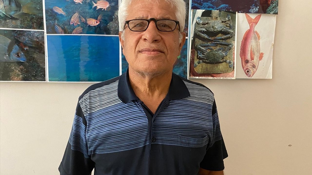 Prof. Dr. Mehmet Gökoğlu, Konyaaltı Sahili'nde dalış yaparak plastik şişe topladı