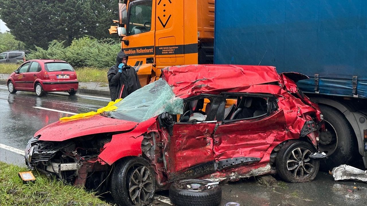 Rize Çayeli'de refüjü aşan otomobilin tırla çarpışması sonucu 3 kişi hayatını kaybetti