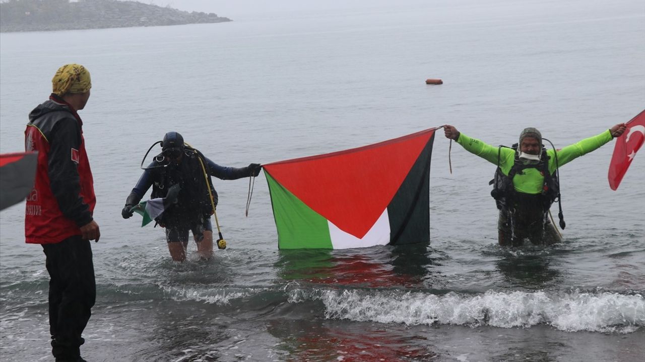 Rize'de ANDA üyeleri Karadeniz'de dalışla Türk ve Filistin bayrakları açtı