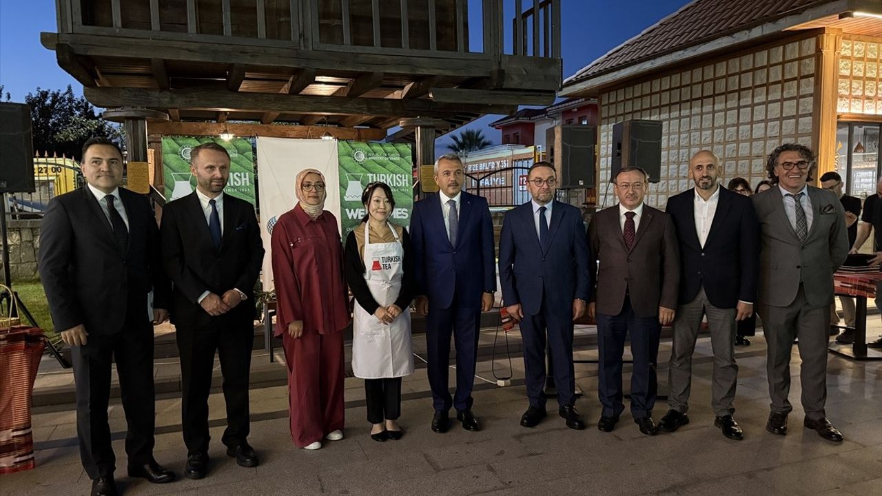 Rize'de 'Ustaların Düellosu' Türk Çayı Demleme Yarışması Düzenlendi