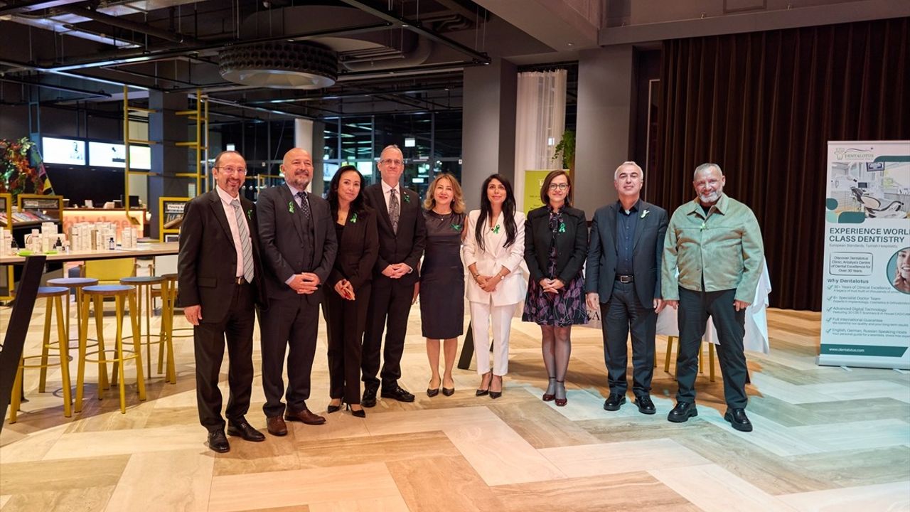 Rotterdam'da 'Hayat Sahnesi Konferansı'nda Türk Doktorlar Kanser Farkındalığını Vurguladı