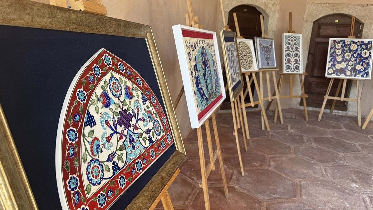 Rüstem Paşa Camii Çini Motifleri paneli Rüstem Paşa Medresesi'nde — FSMVÜ ve İİKV işbirliği