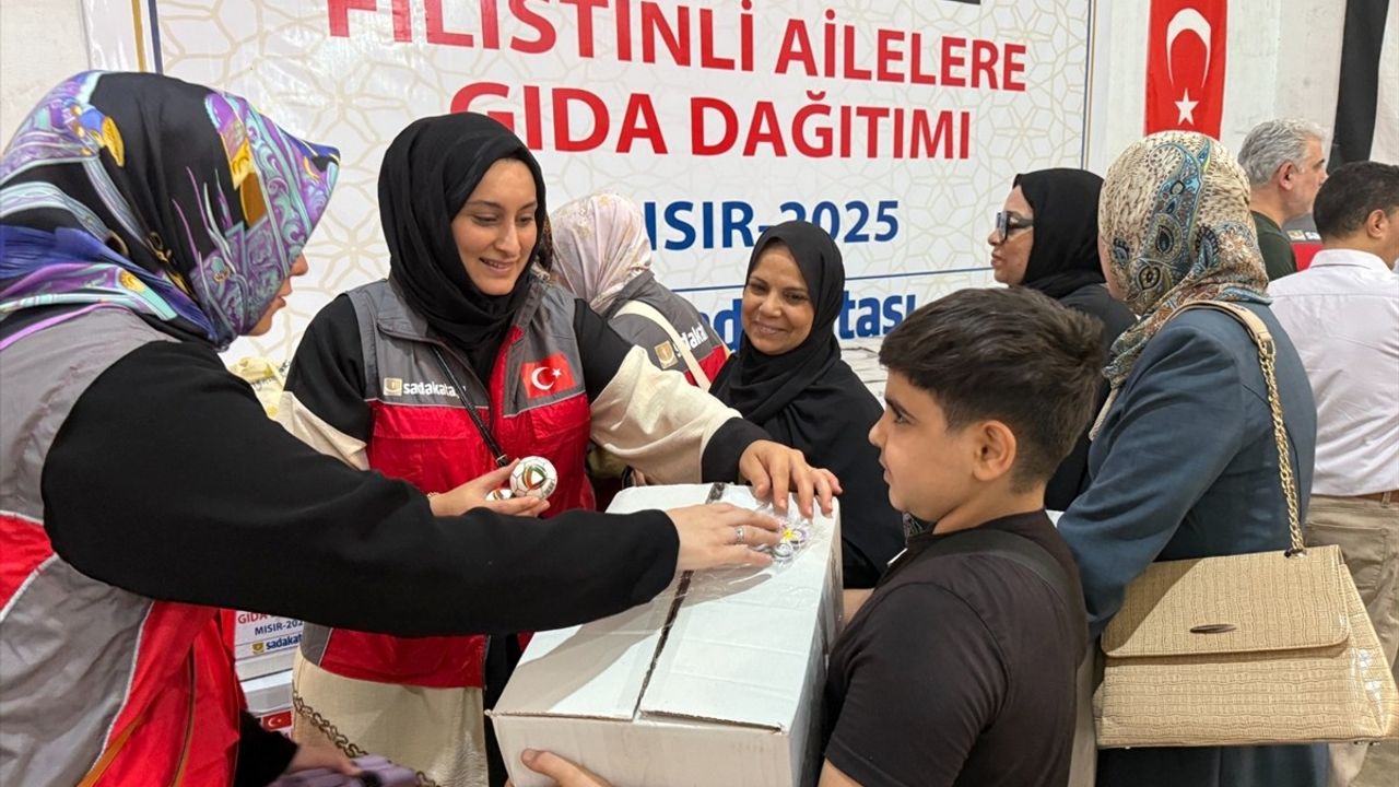 Sadakataşı Derneği Mısır'da sığınan Gazzeli ailelere nakdi ve gıda yardımı sağladı