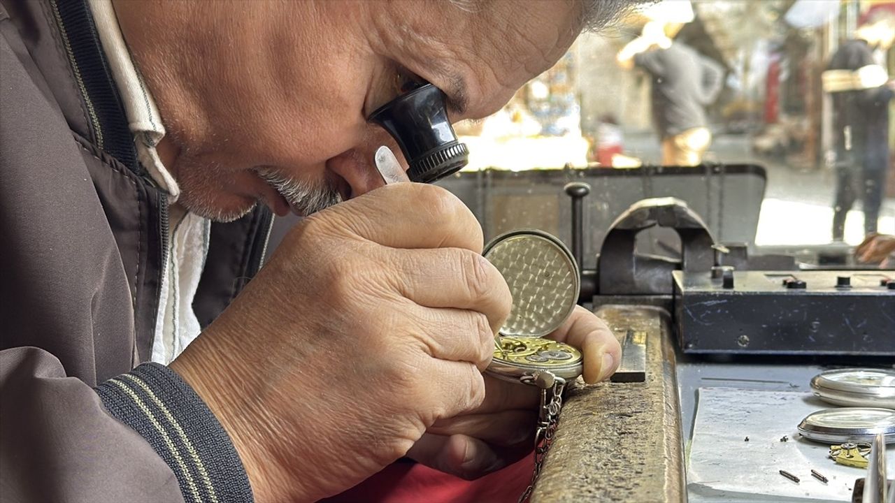 Safranbolu’da yarım asırdır saat tamirciliği yapan Mehmet Yapıcı