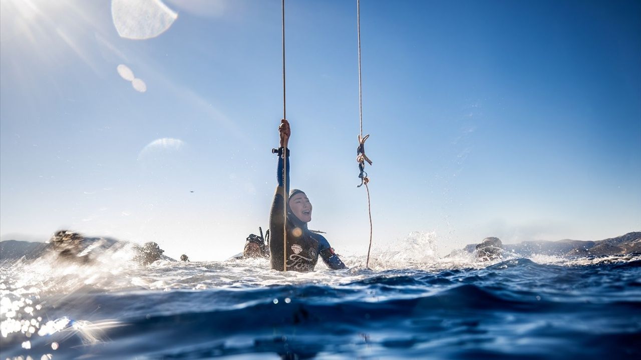 Şahika Ercümen, değişken ağırlık paletsiz dalışta 107 metreyle dünya rekorunu geliştirdi