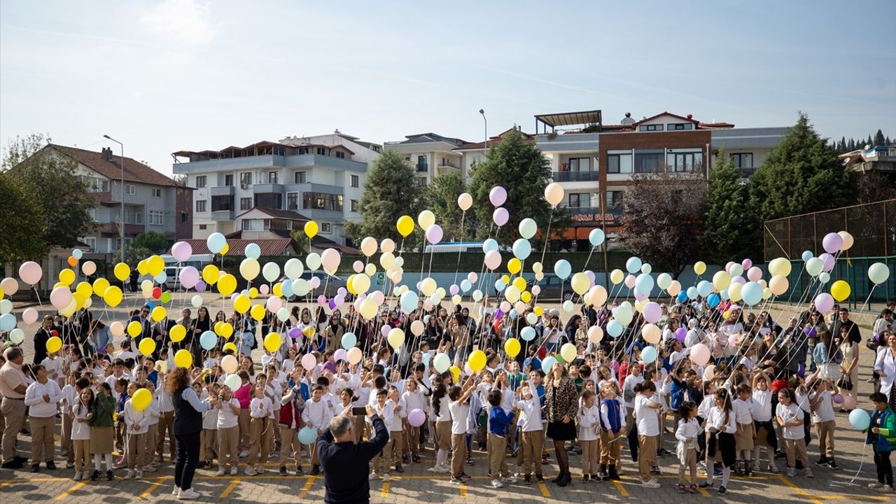 Sakarya'da 8 yaşındaki Melike'nin kanseri yenmesi okul ve hastane iş birliğiyle balonlarla kutlandı