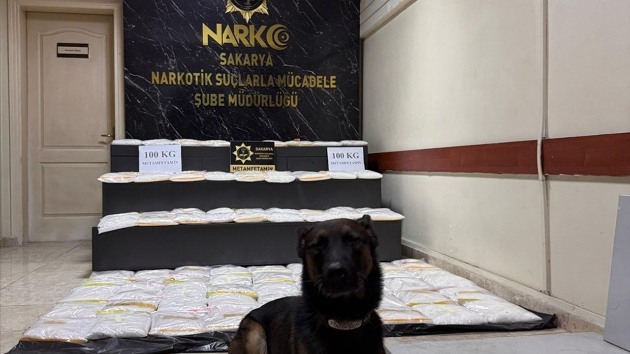 Sakarya'da Anadolu Otoyolu'nda 100 Kilogram Sentetik Uyuşturucu Ele Geçirildi