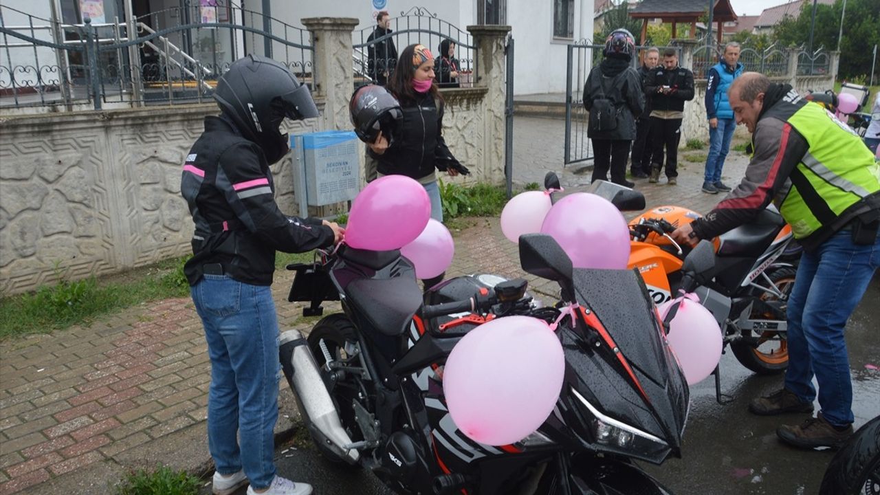 Sakarya'da motosikletçilerden meme kanseri farkındalık turu