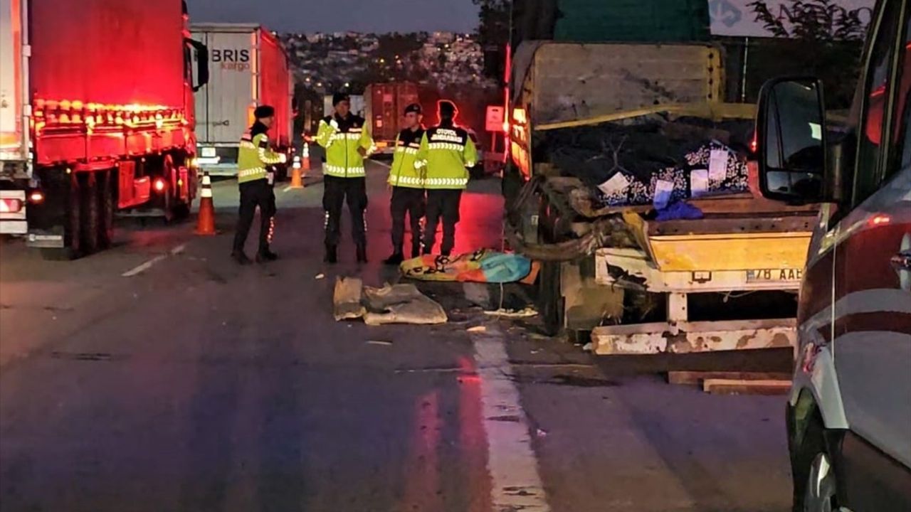 Sakarya'da otoyolda lastik değiştirirken çarpma: 1 kişi yaşamını yitirdi