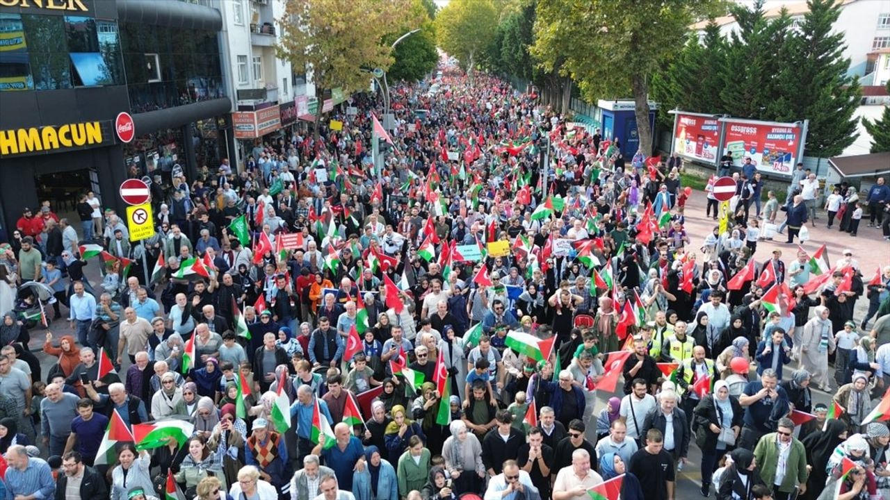Sakarya'da 'Özgürlüğe Yürüyoruz' yürüyüşü: Gazze'ye insani yardım ve destek çağrısı