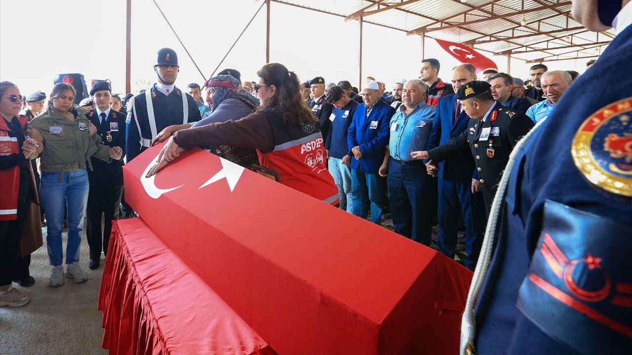 Sakarya'da şehit olan Jandarma Astsubay Hakkı Eryılmaz, Manisa Akhisar'da toprağa verildi