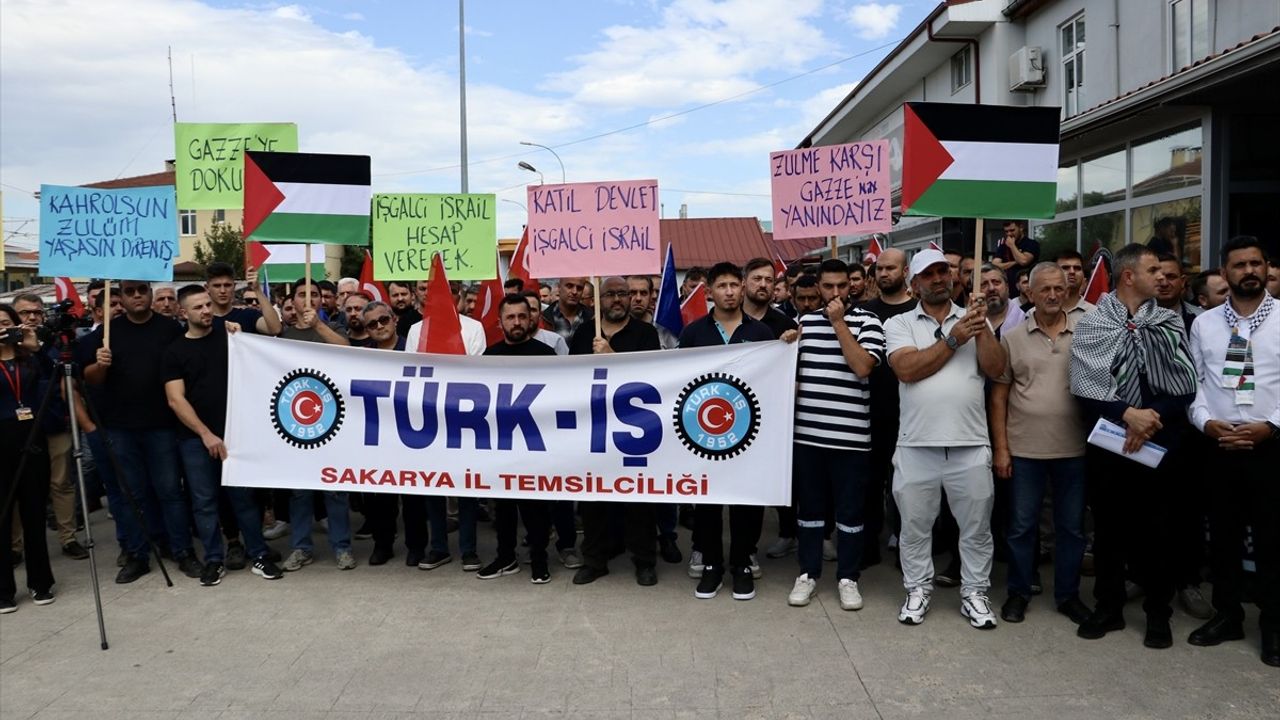 Sakarya'da TÜRK-İŞ: Küresel Sumud Filosu'na Yönelik Saldırılar Protesto Edildi