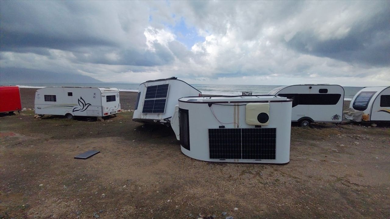 Samandağ'da sağanak ve şiddetli rüzgar: Karavanlar devrildi, sahil işletmelerinin camları kırıldı